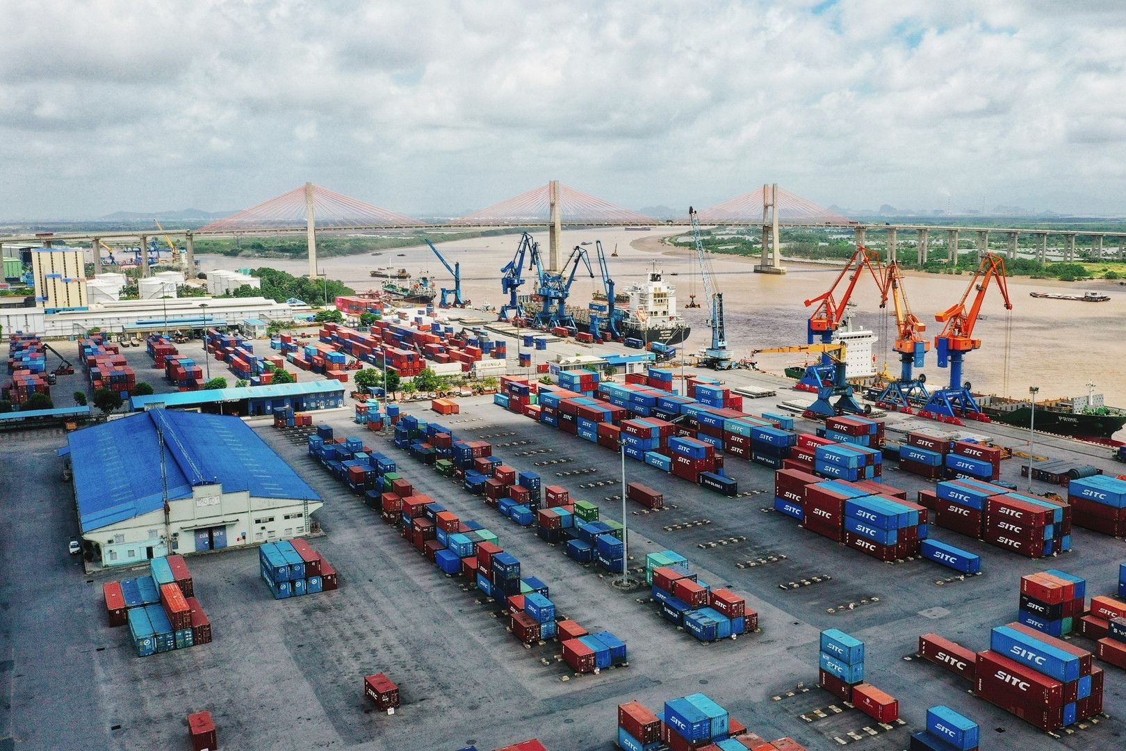 Xuất khẩu công nghiệp chế tạo vượt 421 tỷ USD: thời điểm vàng để hàng Việt cất cánh