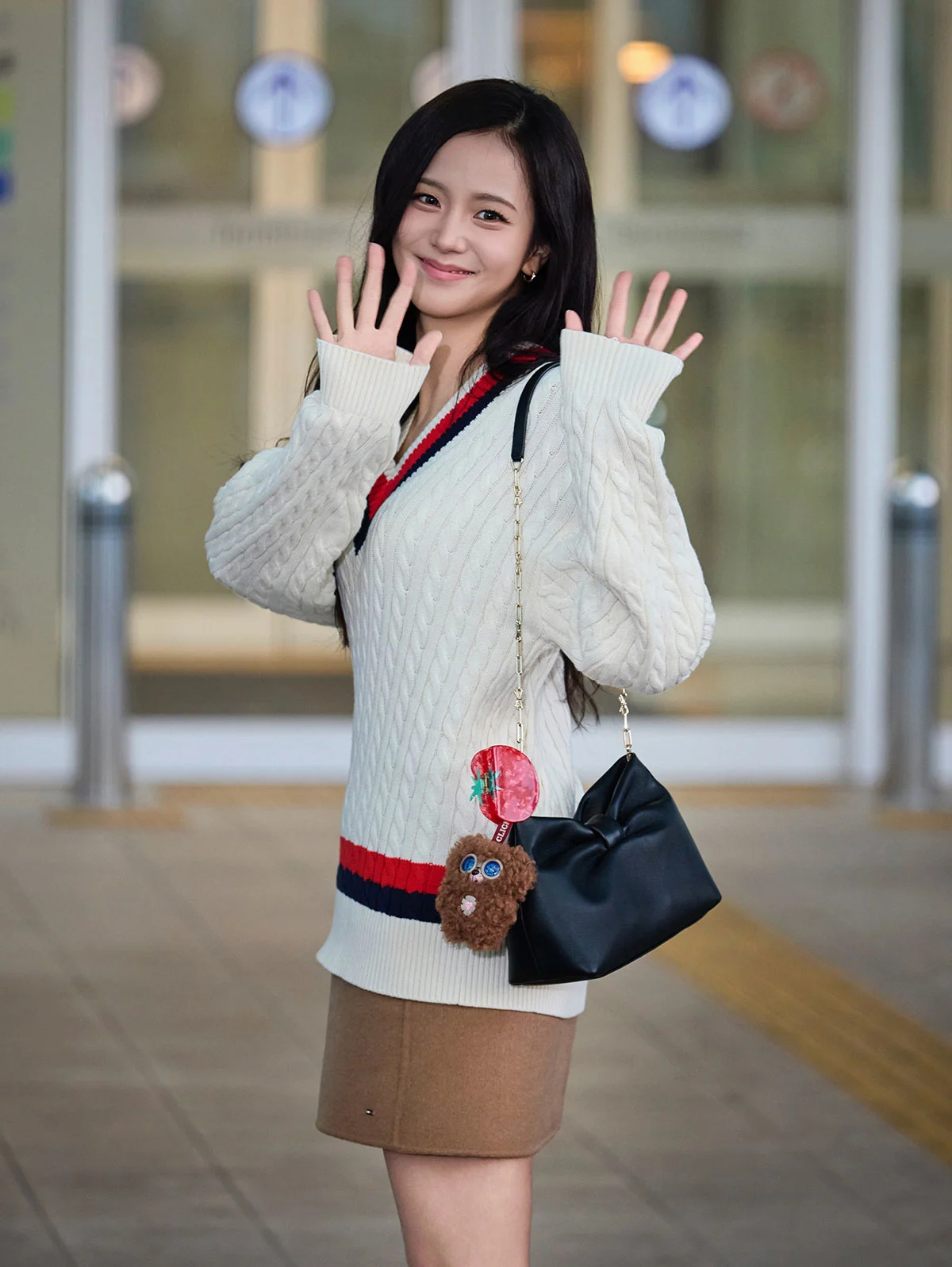 Chân váy da lộn preppy của Jisoo: 3 cách phối sang trọng