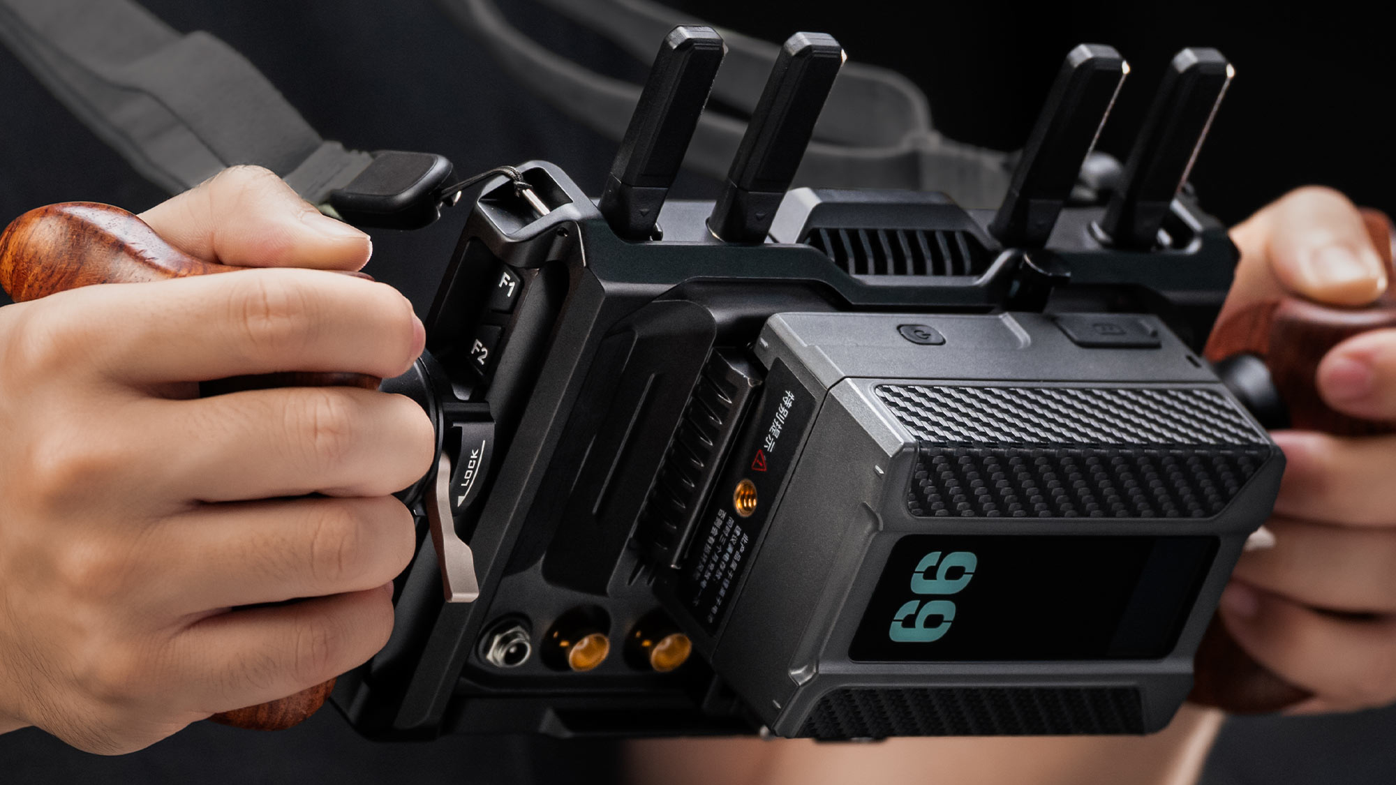 Teradek Bolt 7 vs Hollyland Pyro 7 Ultra cho quay phim chuyên nghiệp