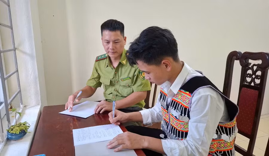 Học sinh vùng sâu vượt núi trăm cây số để đến lớp