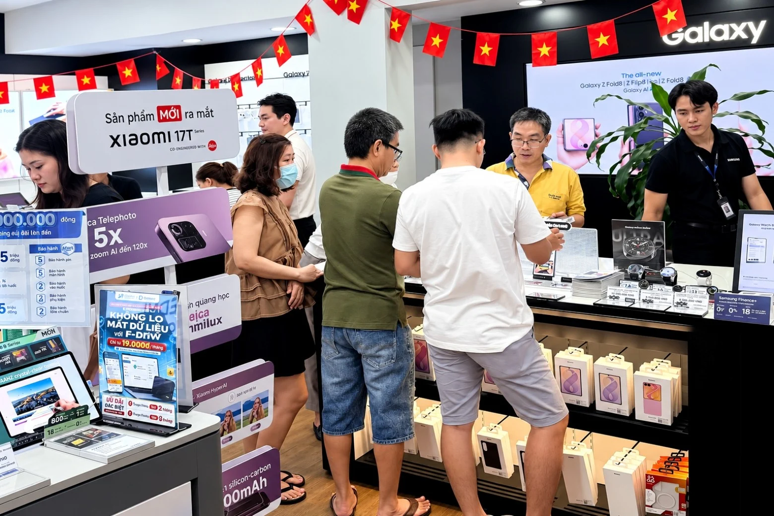 Vì sao màn hình Galaxy Z Fold 8 có độ cong “ý định”?