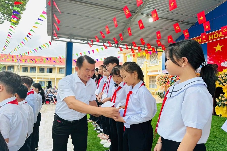 Công ty Thủy điện Đồng Nai trao học bổng tiếp sức học sinh khó khăn