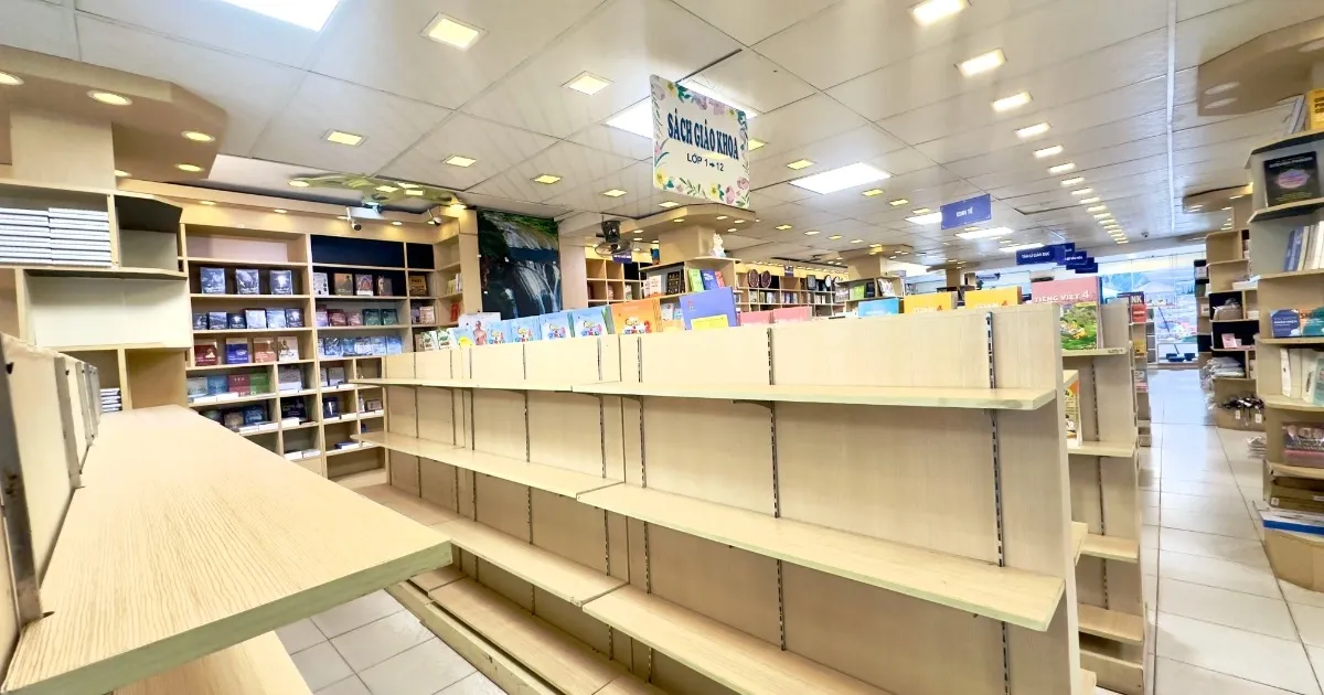 Tại sao phụ huynh vẫn phải “săn” sách giáo khoa sau khai giảng