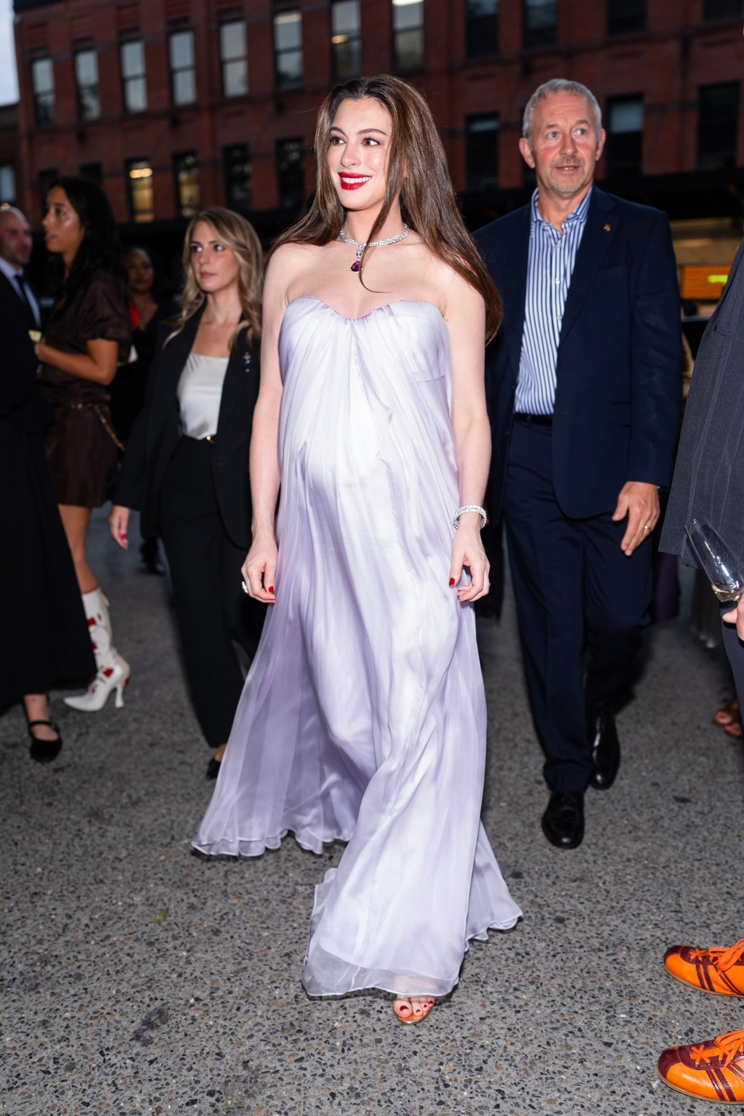 Anne Hathaway và nghệ thuật thời trang bầu sang trọng