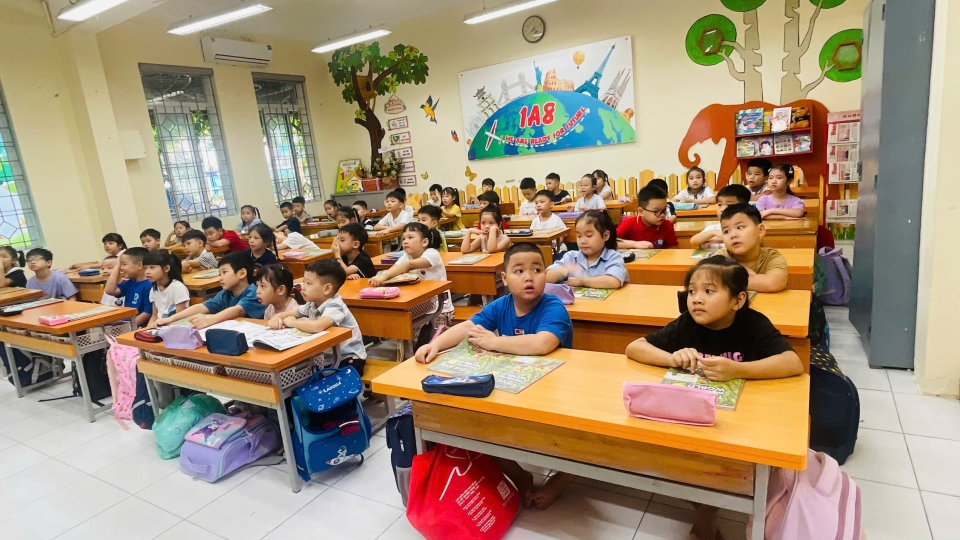 Khủng hoảng thiếu sách giáo khoa: Từ lớp học đến bàn ăn gia đình