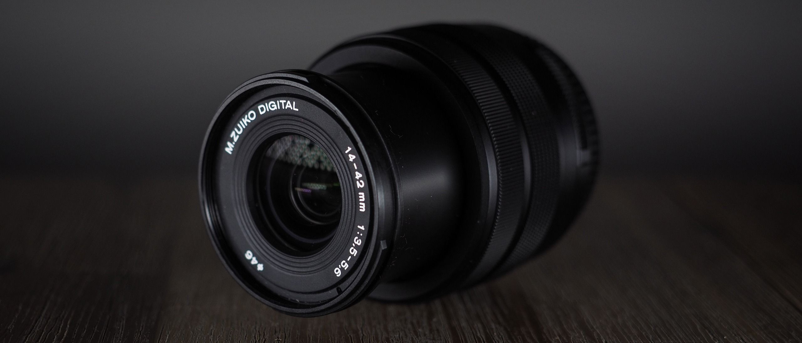 OM System 14-42mm f/3.5-5.6 III: kit lens giá rẻ nhưng đáng tiền nhờ chống nước IPX1