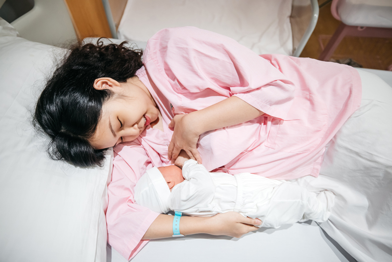 Bé khóc đêm ngằn ngặt: kiểm tra 5 nguyên nhân trước khi hoang mang