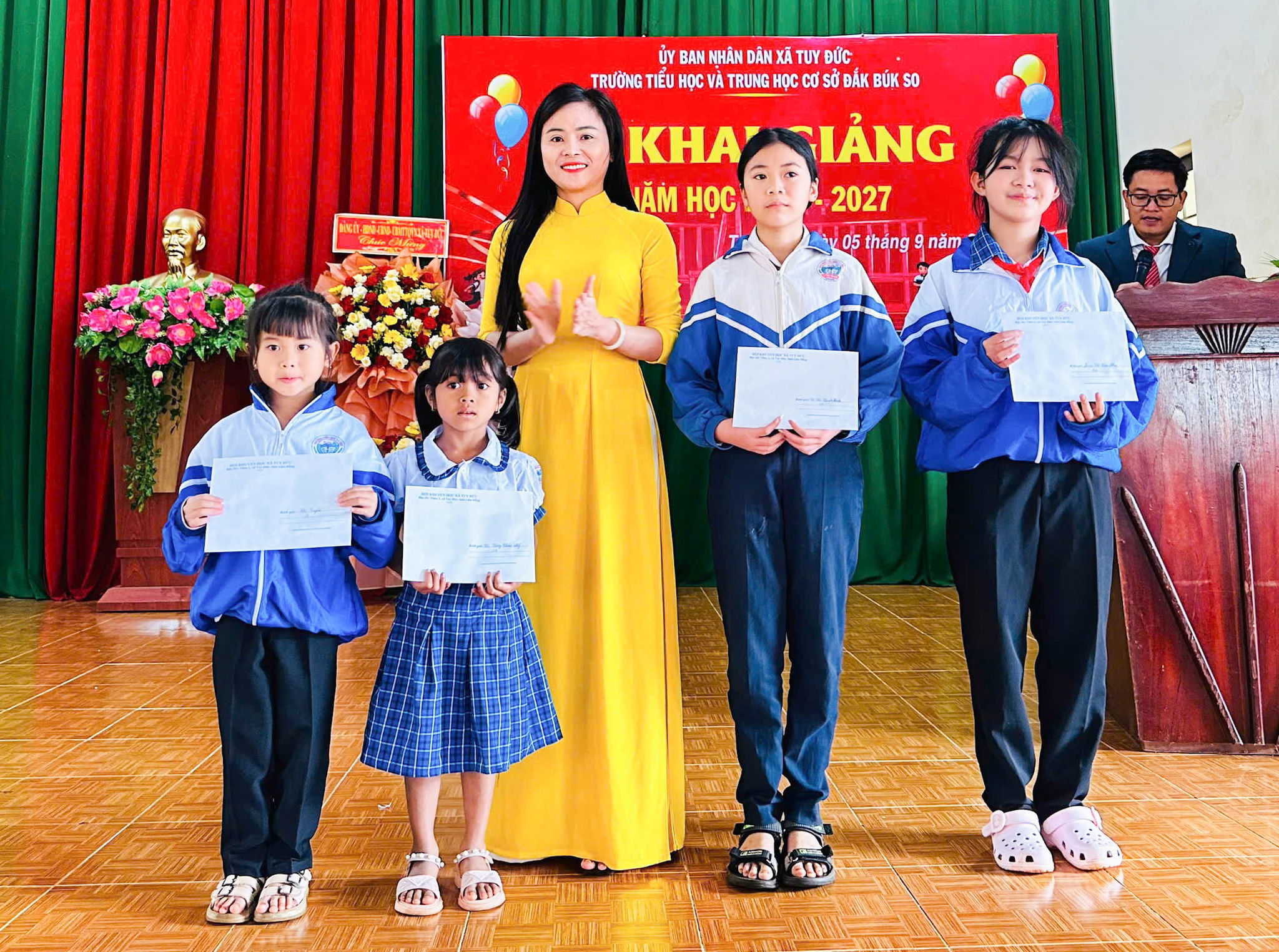 Hơn 4,8 tỷ đồng tiếp sức học sinh khó khăn: Khi học bổng trở thành chiếc cầu đến trường