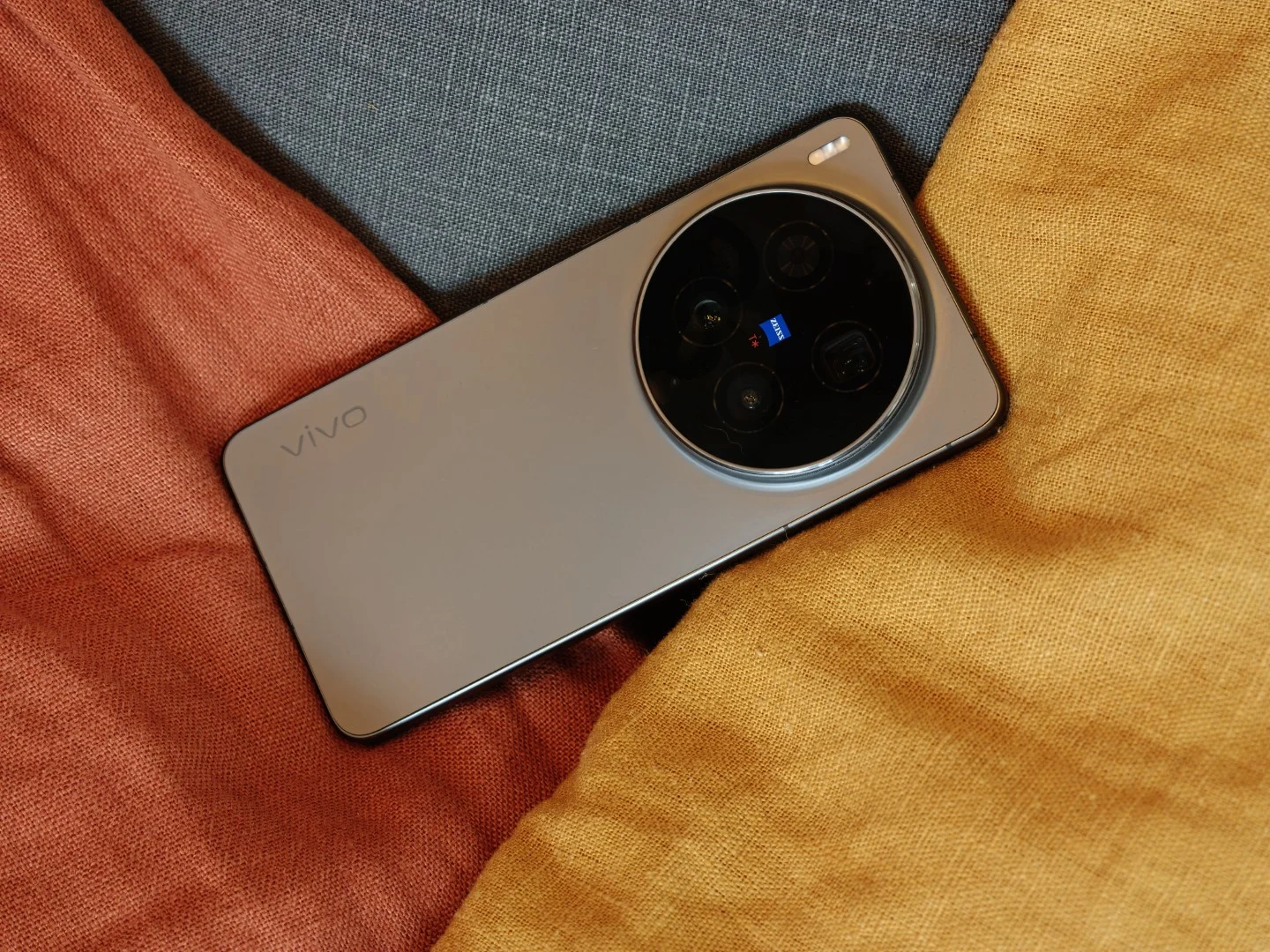 Vivo X500 với cảm biến Zeiss 17 stop: Đòn đánh trực diện vào iPhone và Galaxy