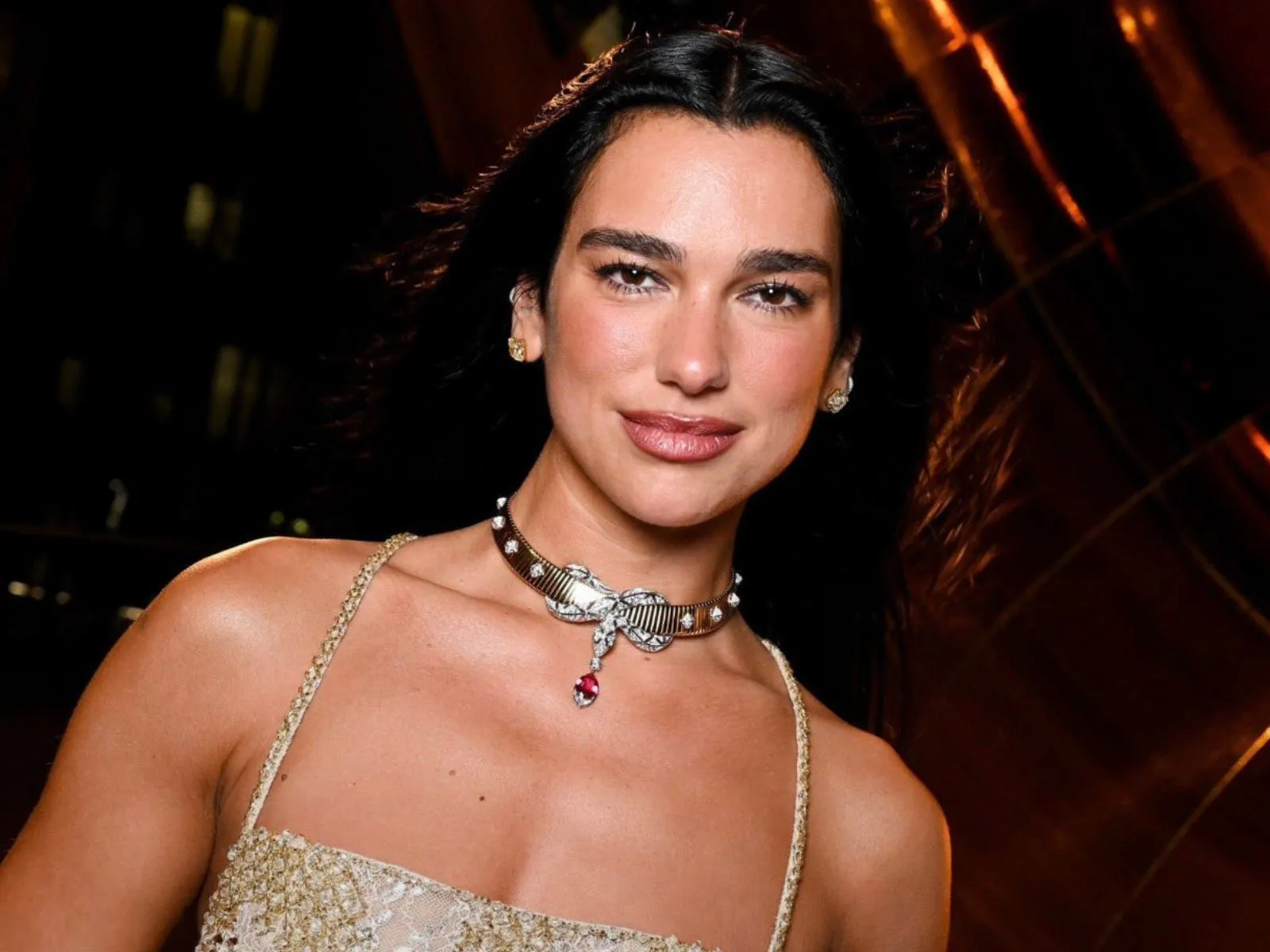Anne Hathaway và Dua Lipa tái định nghĩa trang sức BVLGARI
