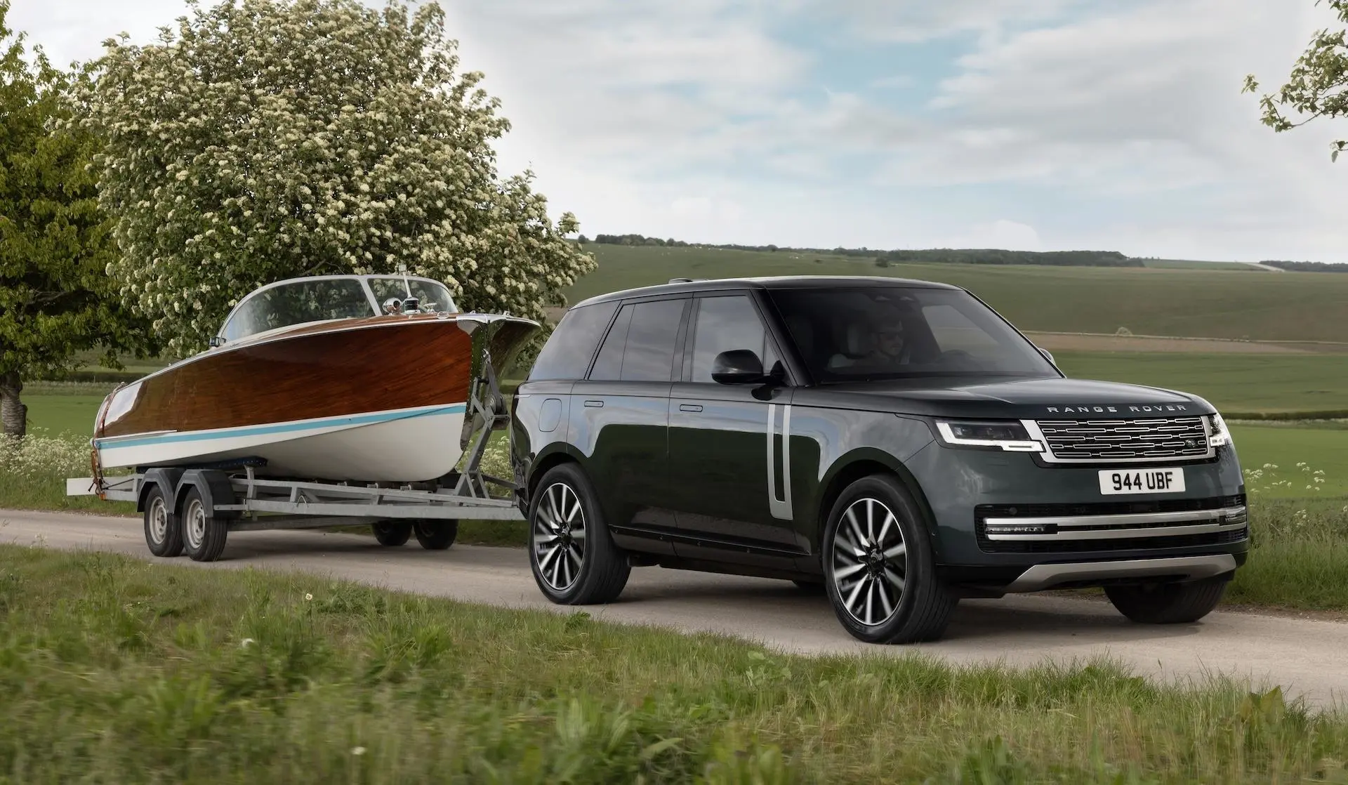 Audi A2 e-tron vs Range Rover Electric: Mana EV Premium Paling Cekap?