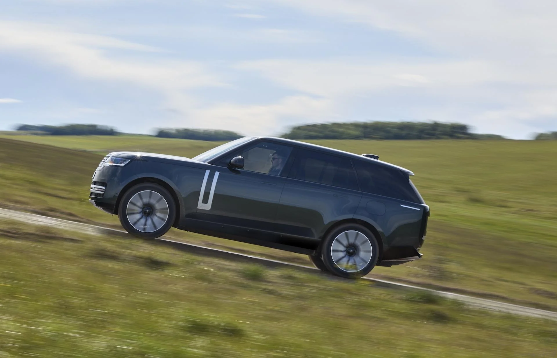 Audi A2 e-tron vs Range Rover Electric: Mana EV Premium Paling Cekap?