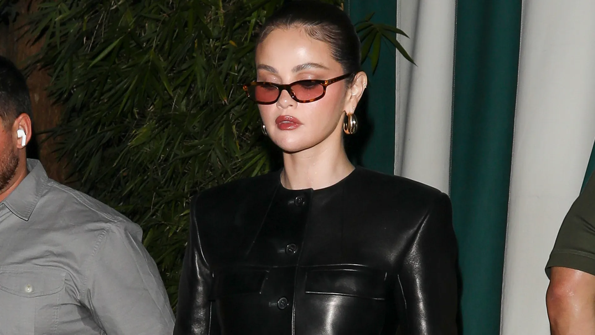 Selena Gomez Và Bước Chuyển Mình Từ Linen Mùa Hè Đến Double-Leather Mùa Thu