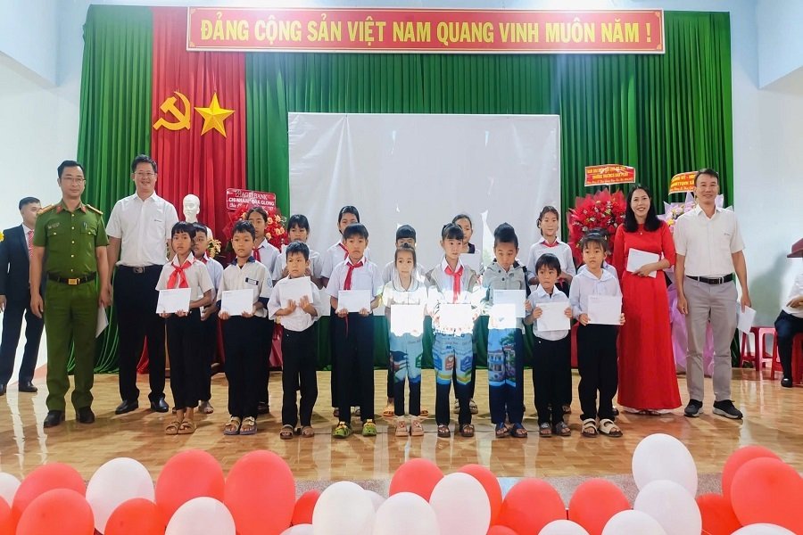 Công ty Thủy điện Đồng Nai trao học bổng tiếp sức học sinh khó khăn