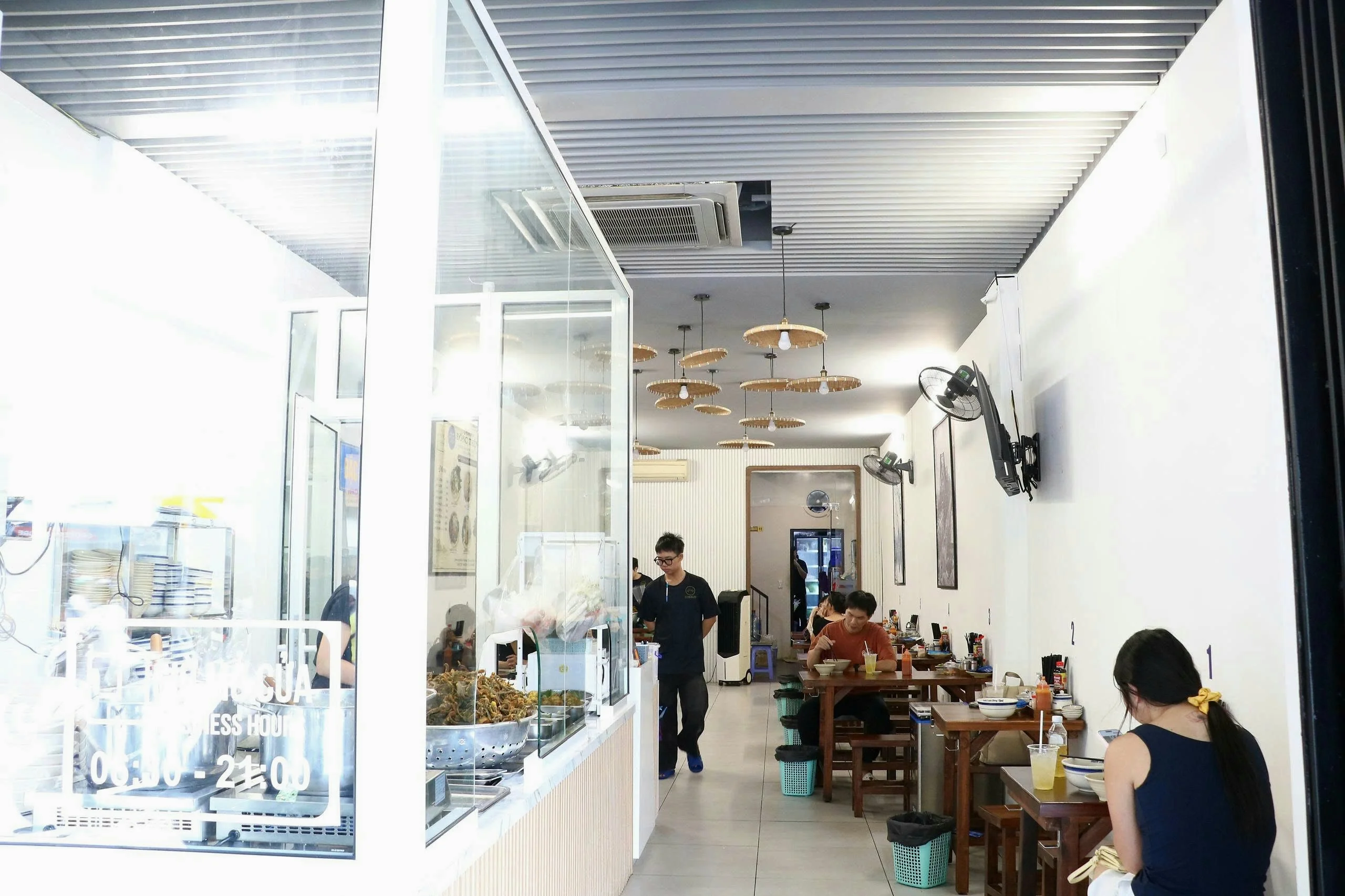 Từ tiệm nail ở Mỹ về quán miến lươn gia truyền