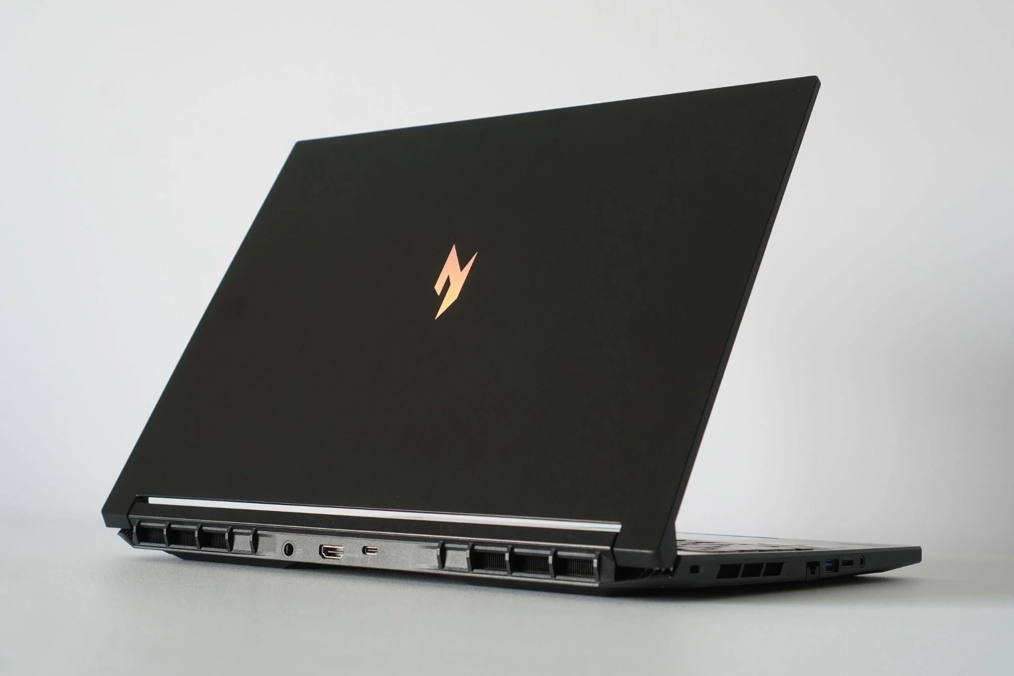 Tại sao GPU mạnh không đủ: Chọn màn hình laptop gaming cho đúng