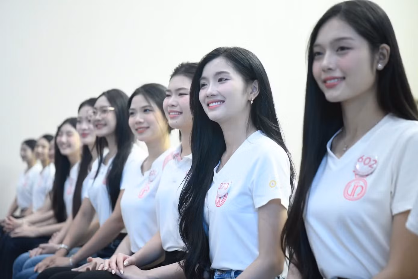 Hoa hậu học cách uống nước, đứng, cười: bí quyết phong thái chuẩn từ chuyên gia nghi thức