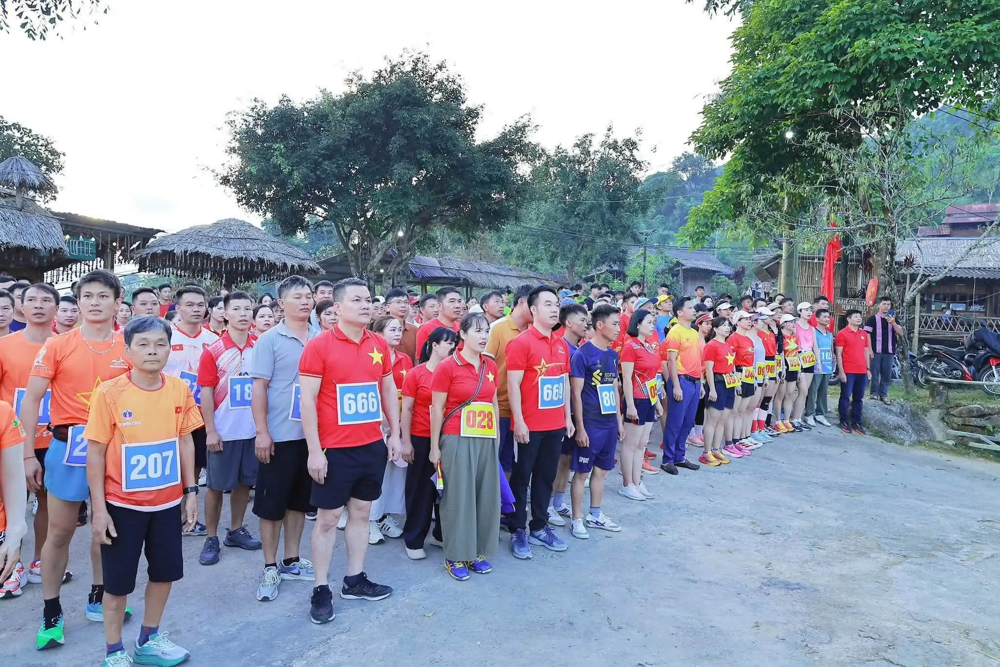 350 vận động viên chinh phục giải chạy Dấu chân mùa vàng Khun Há giữa mây ngàn Tây Bắc