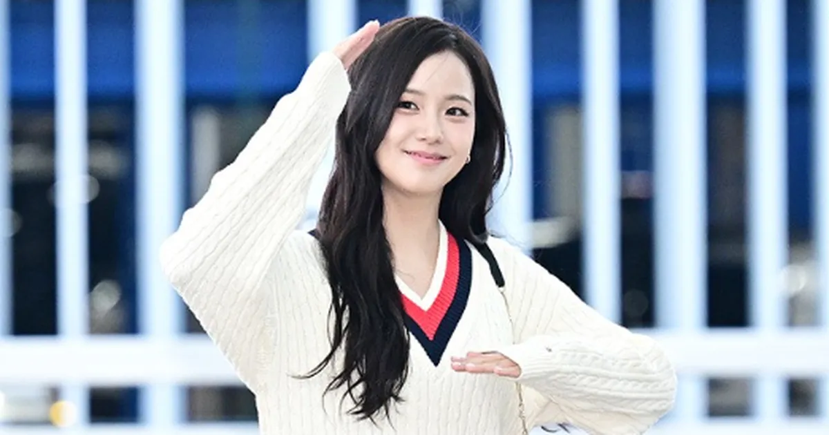 Chân váy da lộn preppy của Jisoo: bí quyết phối đồ sân bay sang trọng