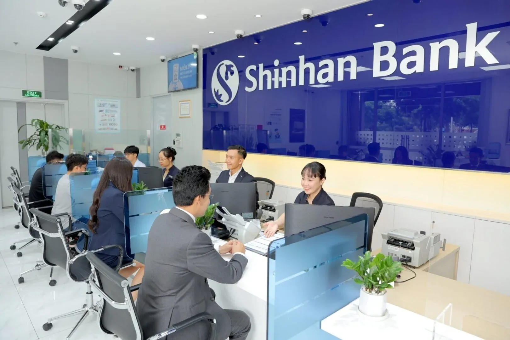 Shinhan và Hanwha: Hai thái cực Hàn Quốc trên bản đồ tài chính Việt Nam