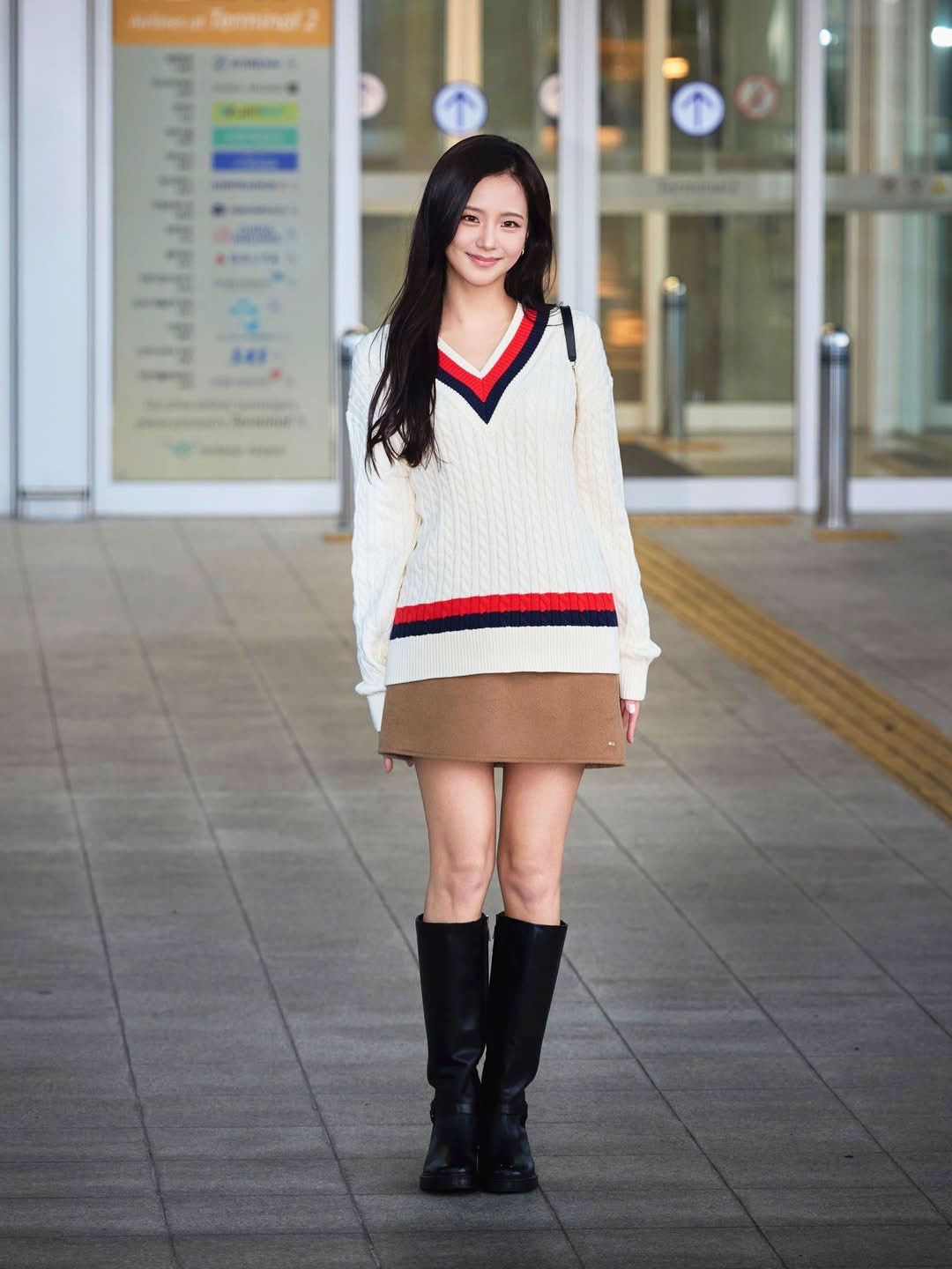 Chân váy da lộn preppy của Jisoo: bí quyết phối đồ sân bay sang trọng