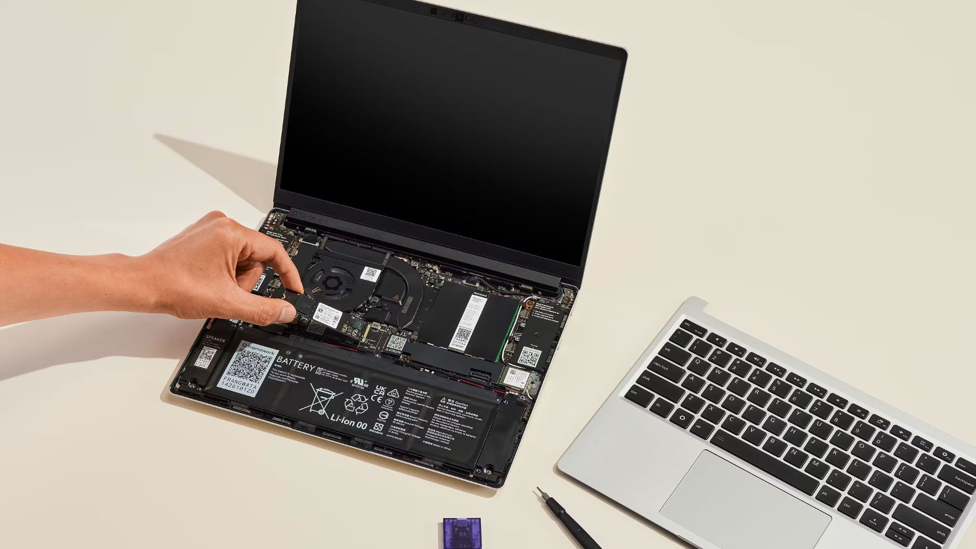 Framework Và Cuộc So Găng Chính Sách Tiêu Dùng Với Sony, Microsoft