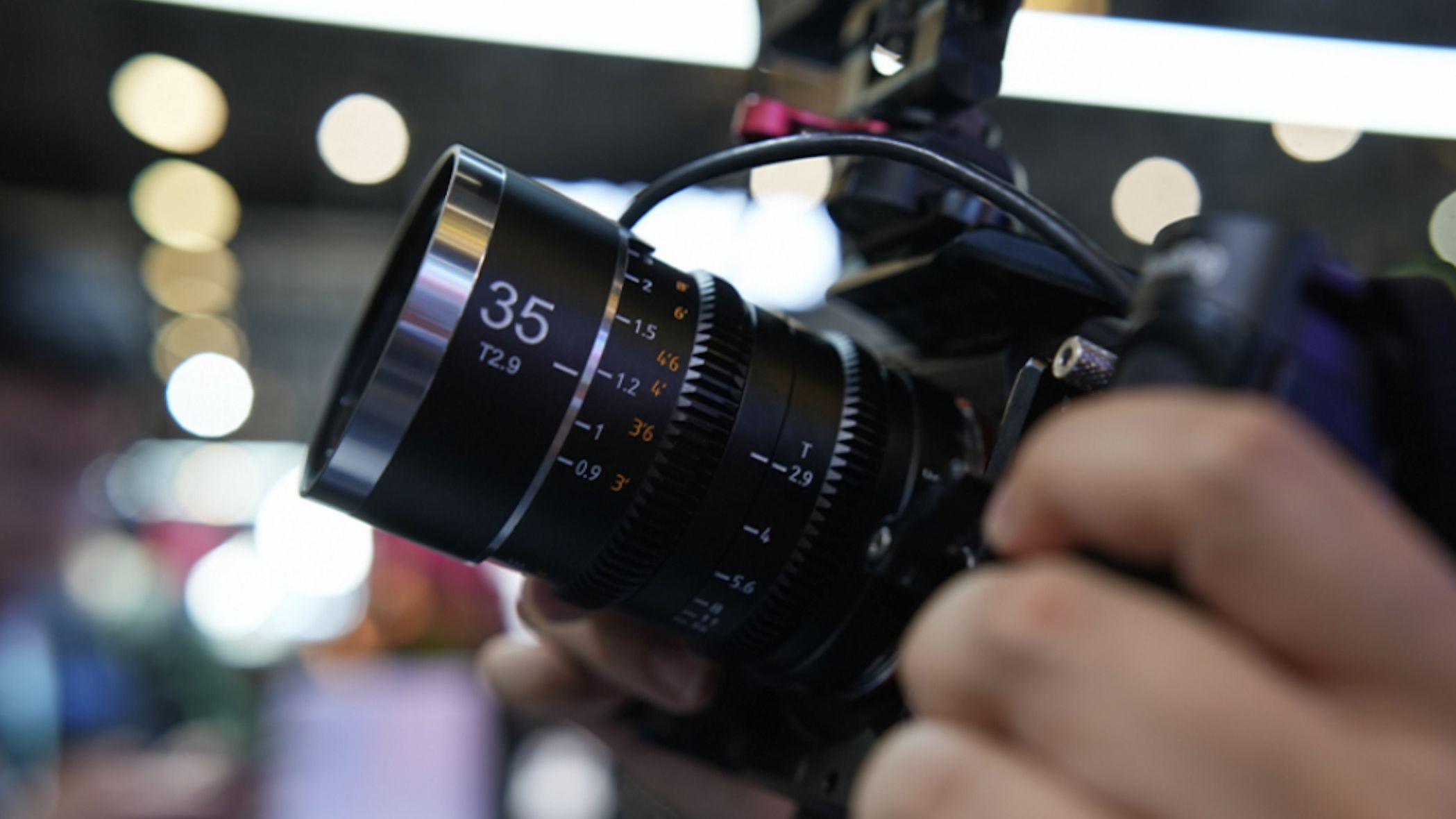 Ống kính Anamorphic Xoay Sirui Saturn V2: Giải pháp quay dọc điện ảnh giá dễ tiếp cận