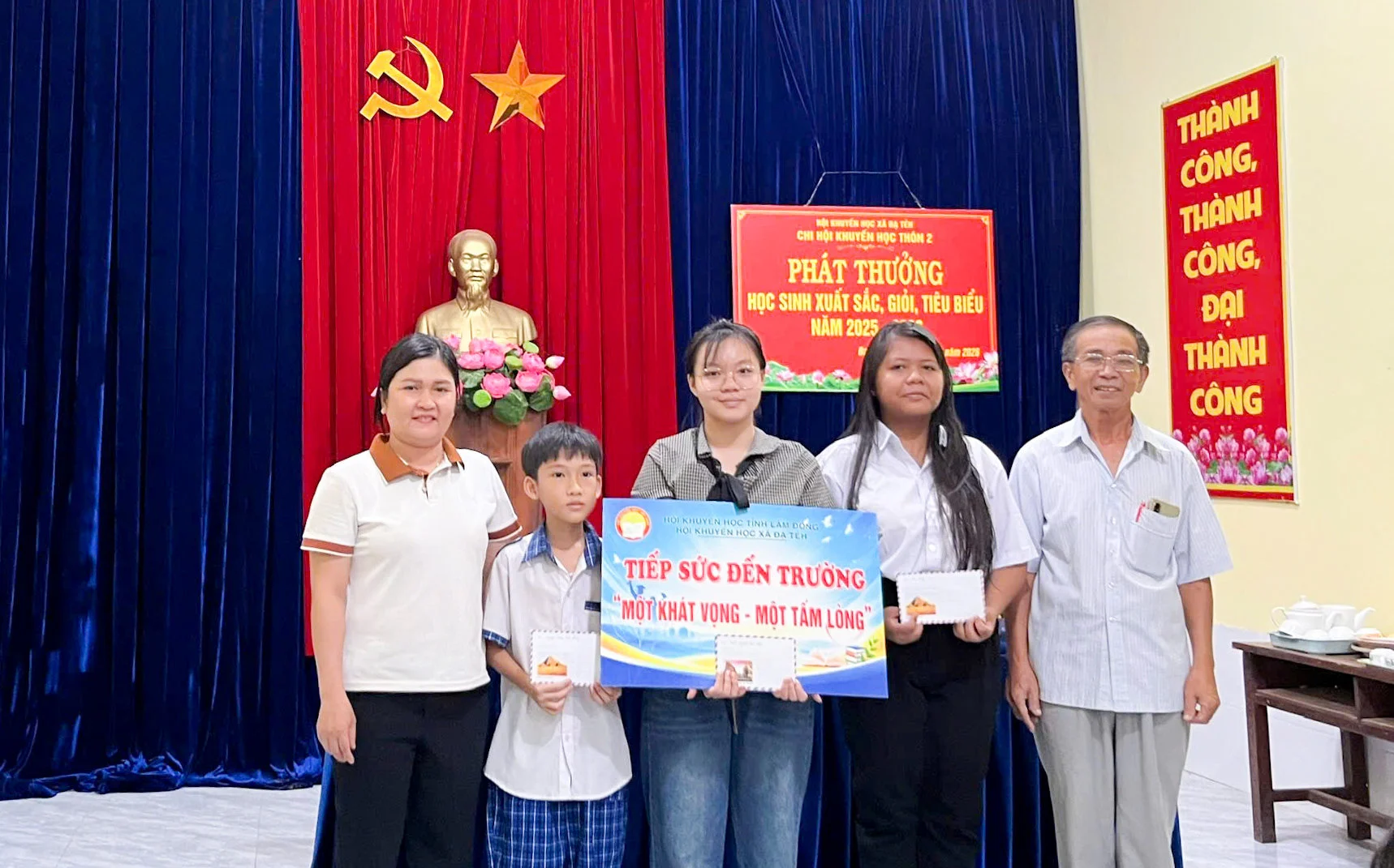 Hơn 4,8 tỷ đồng tiếp sức học sinh khó khăn: Khi học bổng trở thành chiếc cầu đến trường