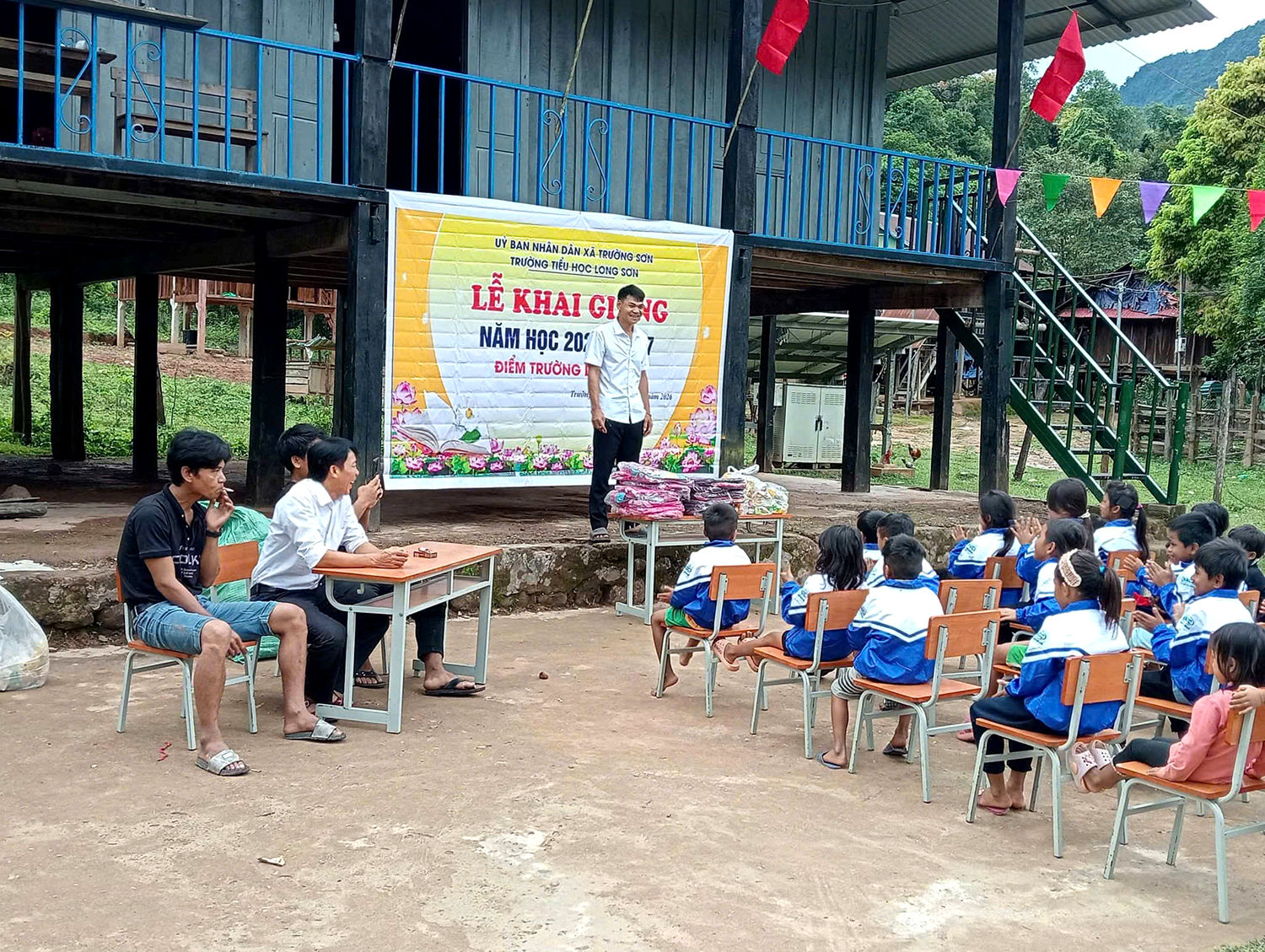 Những giáo viên vượt rừng, lội suối mang chữ đến học sinh vùng cao