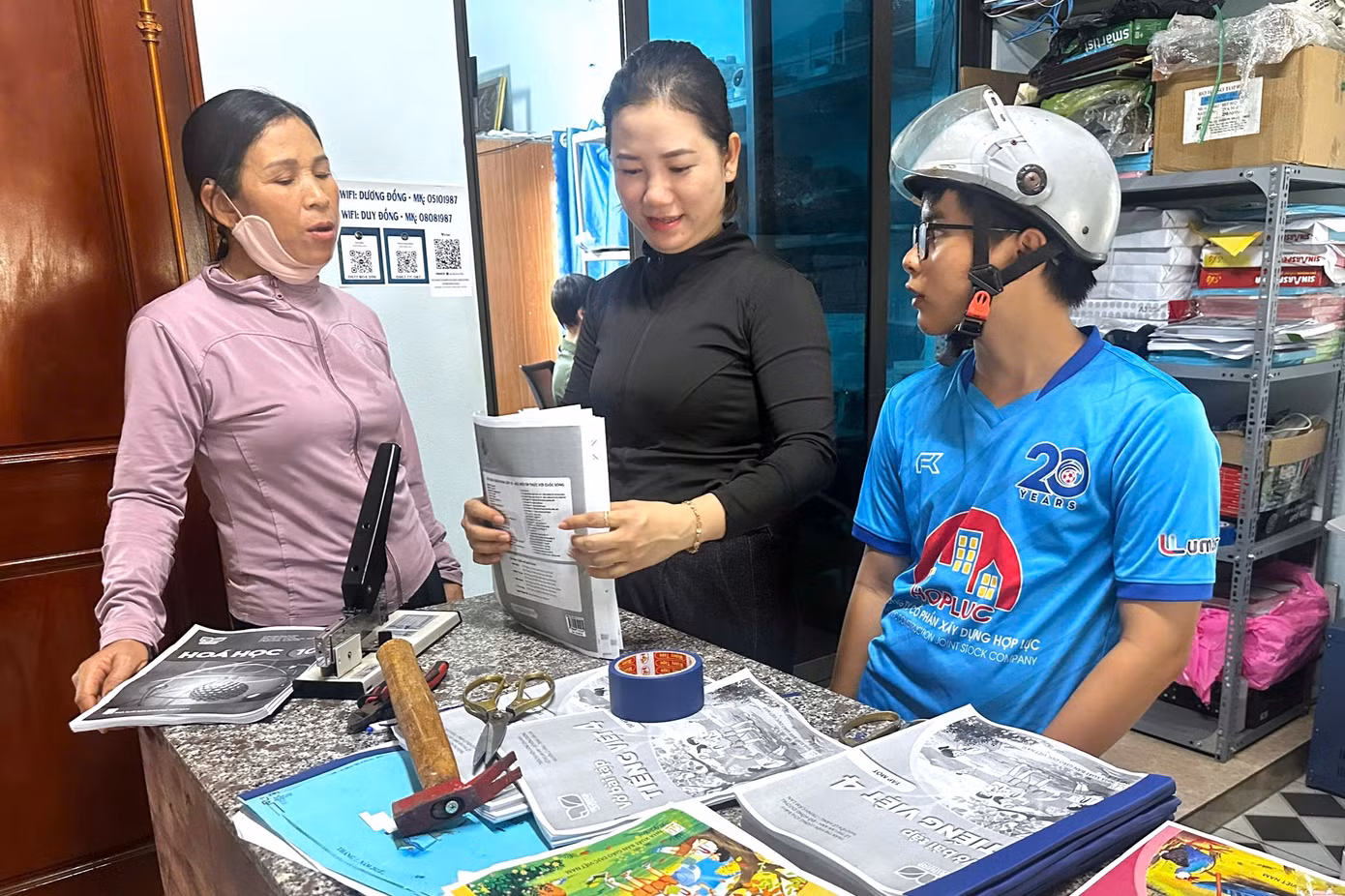 Photocopy sách giáo khoa khi thiếu hụt: Cha mẹ đang đánh đổi điều gì?