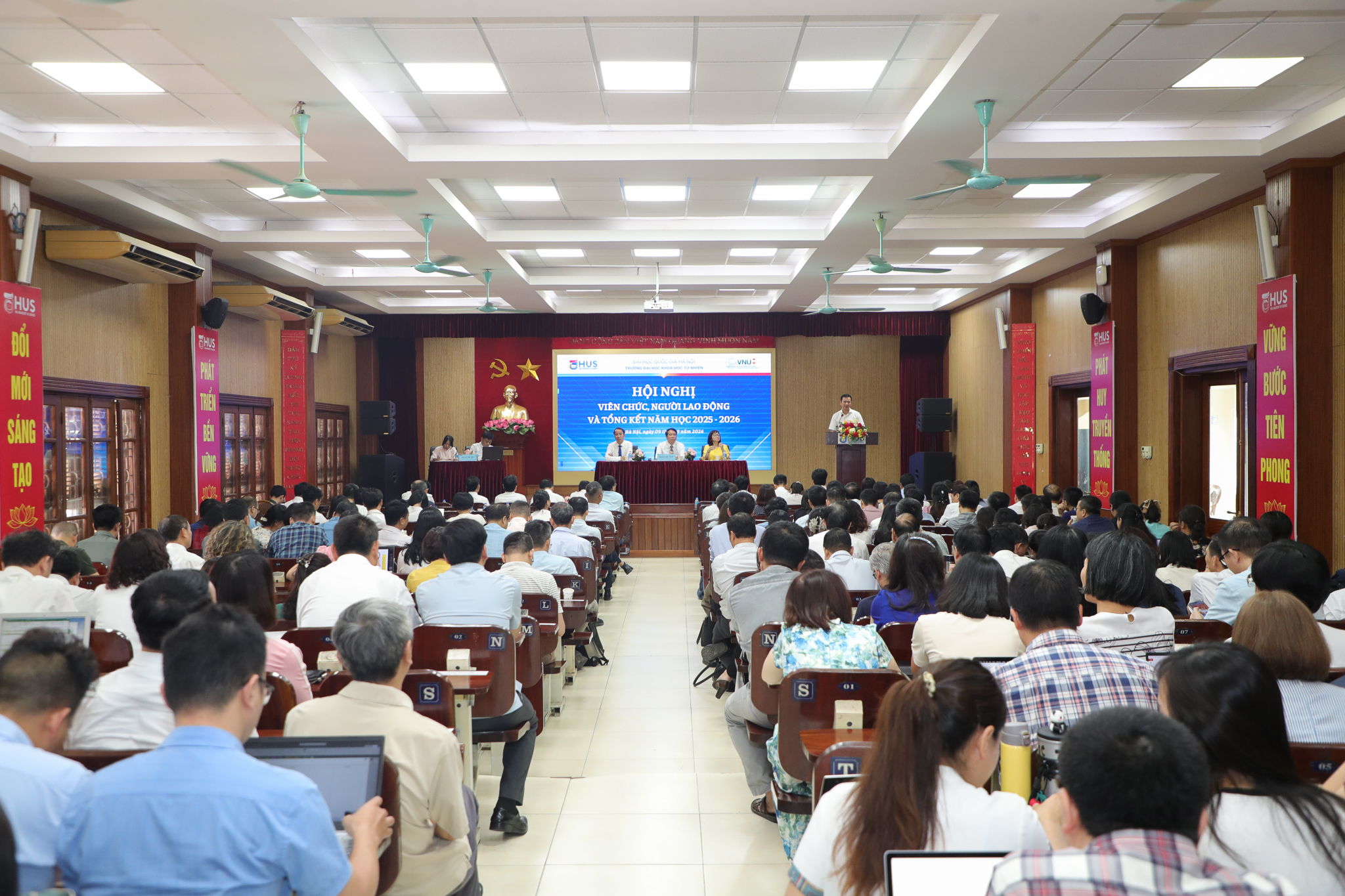 Trung tâm 42.000m² và cuộc đua đào tạo hàng nghìn tiến sĩ mới