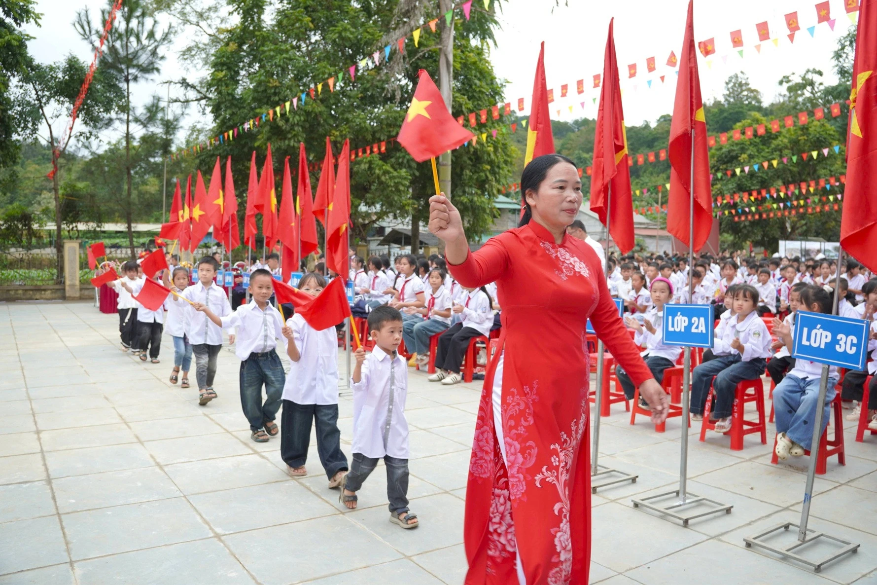 Dạy con gấp chăn, nhặt rác, giữ vệ sinh: Nền tảng giáo dục toàn diện