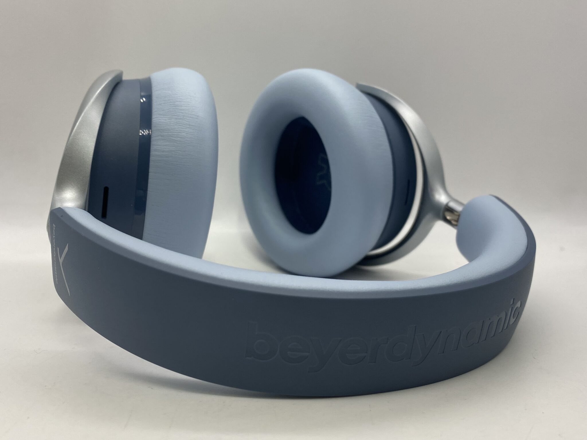 Beyerdynamic Aventho Y: tai nghe pin tự thay có đáng cho audiophile dài hạn?