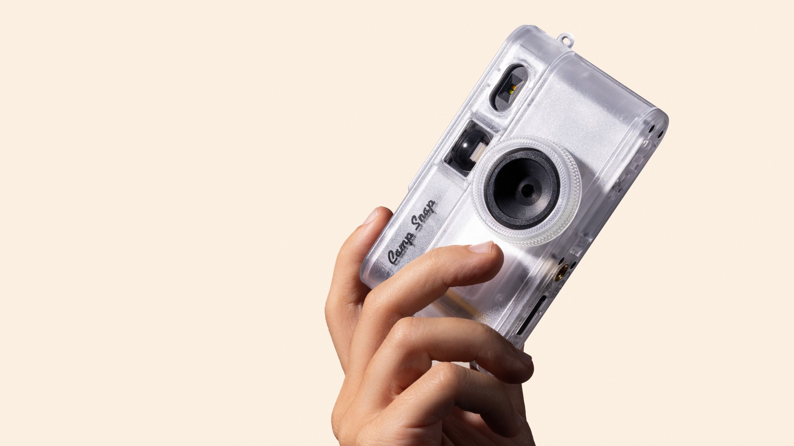 Máy ảnh compact trong suốt phong cách Y2K: món đồ chơi retro cho Gen Z