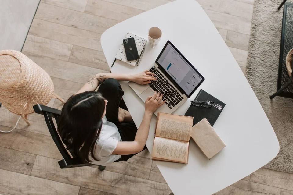 Nghề dọn rác AI: lối thoát mới hay ngõ cụt cho freelancer sáng tạo?