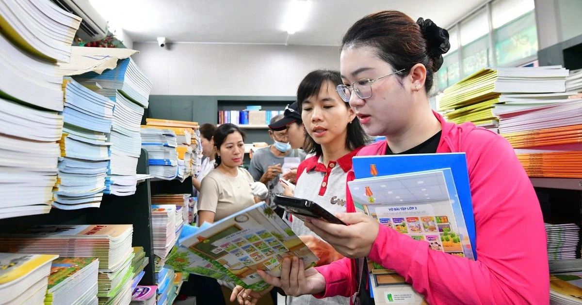 Thiếu sách giáo khoa đầu năm học: lỗi hệ thống và cách phụ huynh tự cứu mình