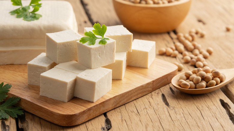 Chọn đậu phụ đúng: Đừng bị màu trắng đánh lừa