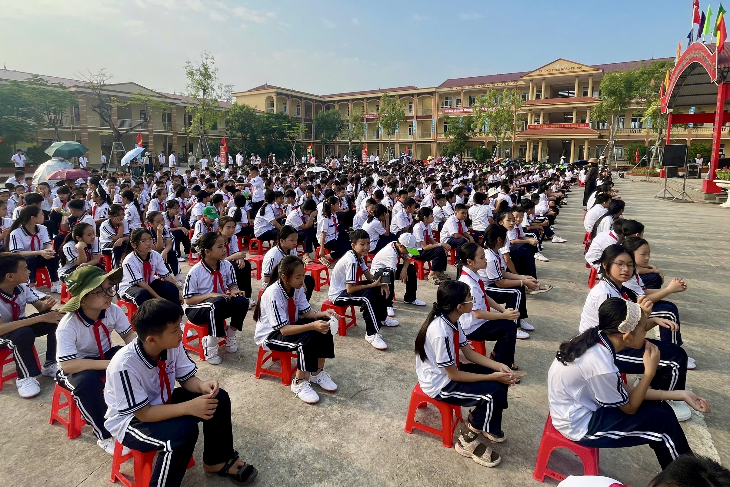 Kỹ năng an toàn giao thông cho trẻ: nhà trường và phụ huynh phải bắt đầu từ đường đi học