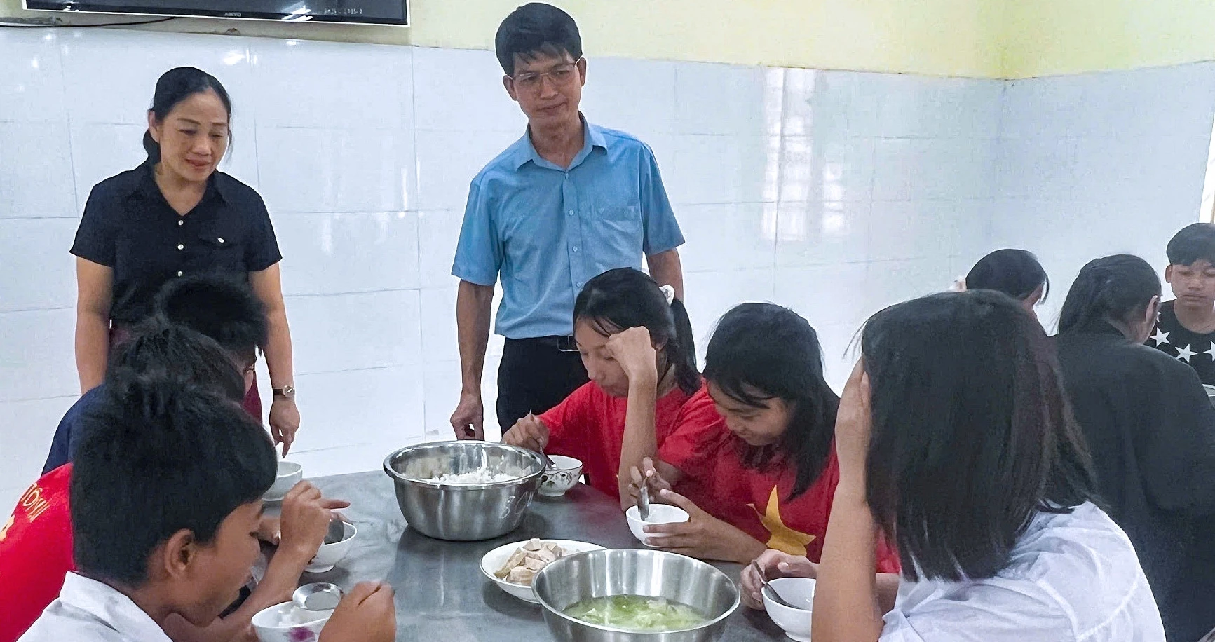 Học sinh ở xa trường thiếu bữa ăn: khoảng trống chính sách và gánh nặng lên vai giáo viên