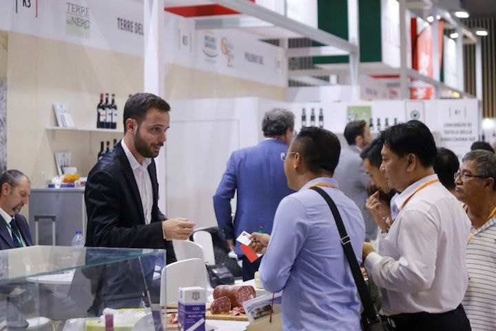 Tiếng Việt và sức hút kinh tế: Ngôn ngữ như phong vũ biểu quyền lực khu vực