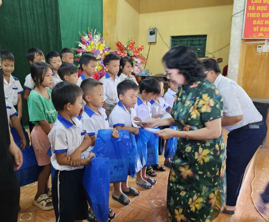 Những người thầy tình nguyện và các lớp học miễn phí đổi đời học sinh khó khăn
