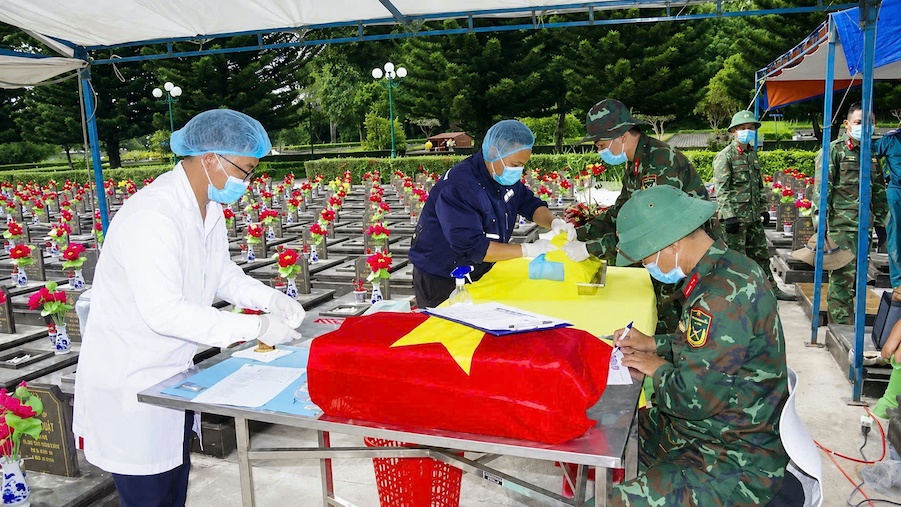 Quy trình lấy mẫu ADN xác định danh tính liệt sĩ: khoa học và nghĩa tình