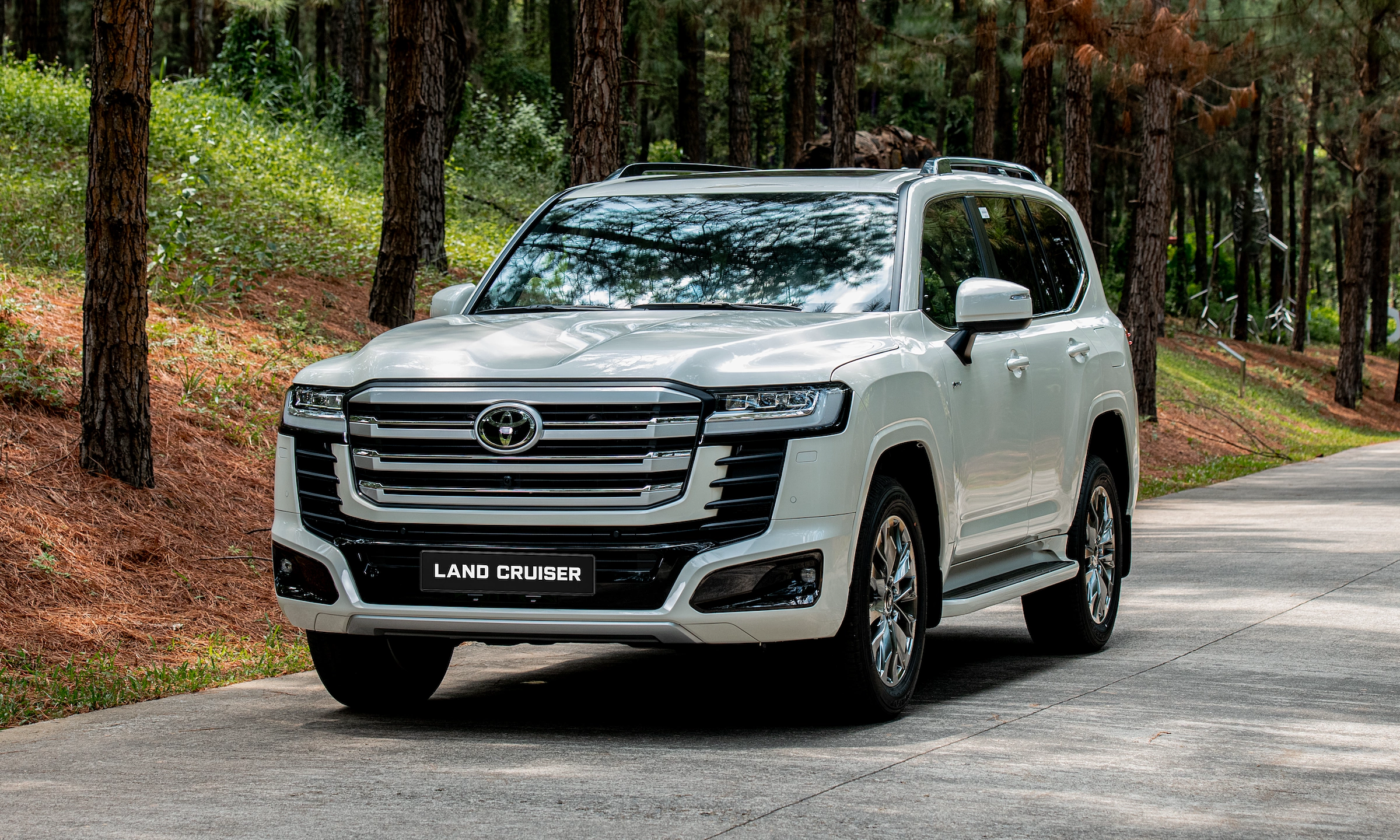 Toyota Land Cruiser Hybrid giá 4,71 tỷ đồng: có đáng nâng cấp từ bản xăng?