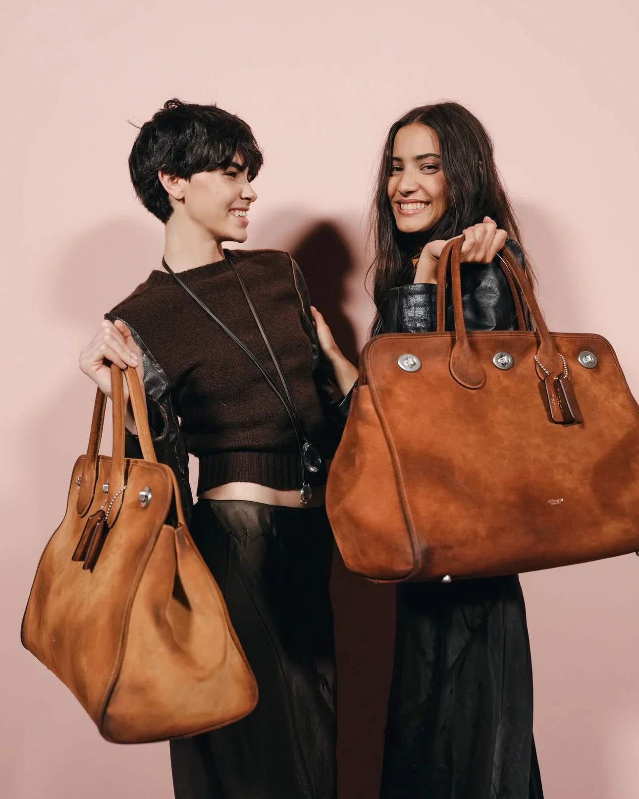 Coach Kỷ Niệm 85 Năm Với Túi Turnlock: Tham Vọng It-bag Mới