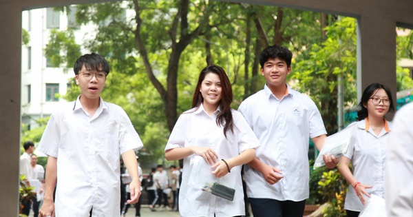 Tuyển sinh lớp 10 mới: Cơ hội hay rủi ro cho phụ huynh?