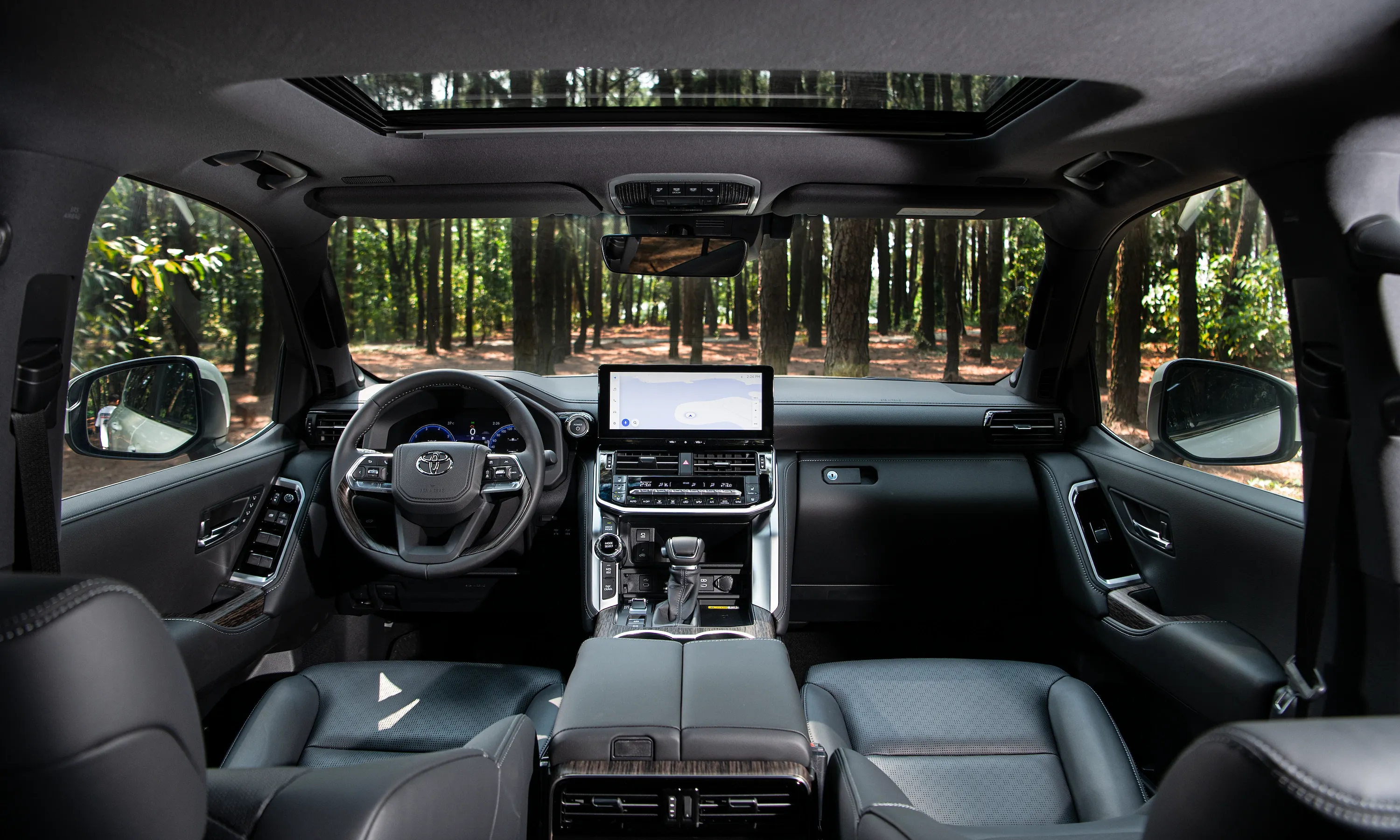 Toyota Land Cruiser Hybrid giá 4,71 tỷ đồng: có đáng nâng cấp từ bản xăng?