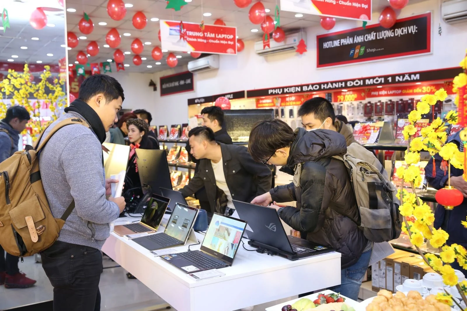 Trợ lý ảo AI trên laptop văn phòng: Tự động hóa email, họp và báo cáo
