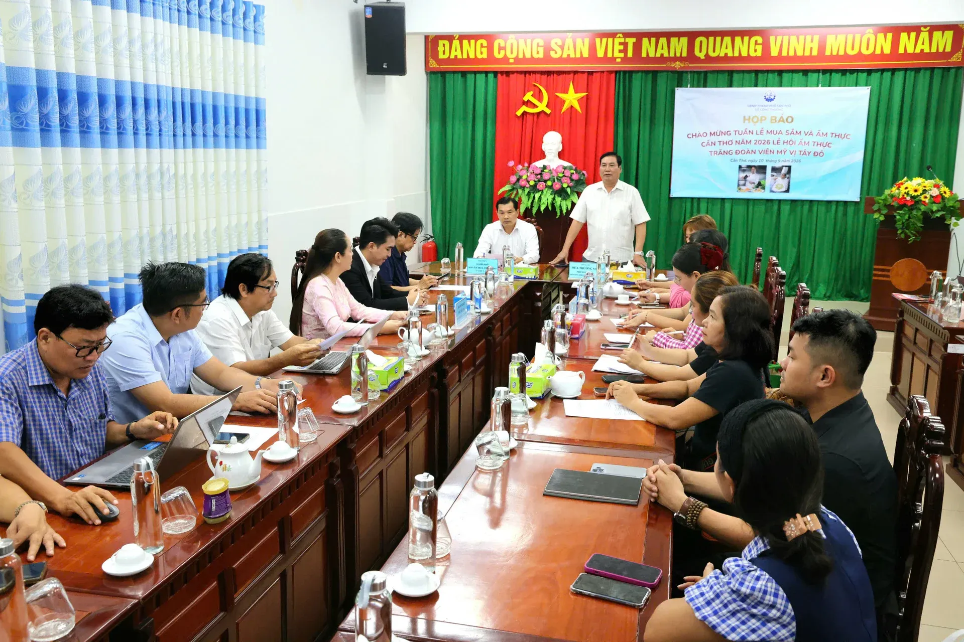 Huyền thoại ẩm thực Martin Yan sắp mang 'Yan Can Cook' đến Cần Thơ: Điều gì chờ đợi du khách?