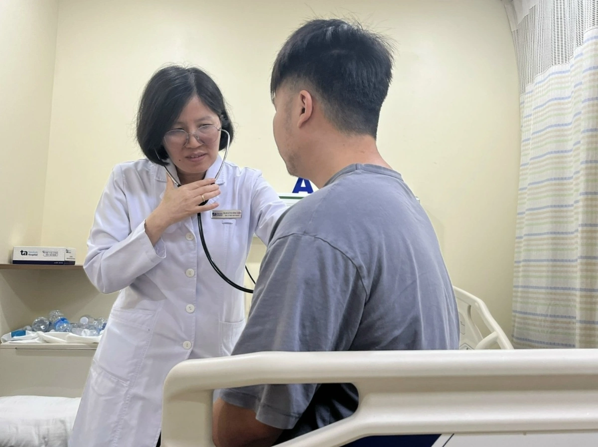 Phù chân bí ẩn và bất thường tĩnh mạch chủ dưới ở người trẻ