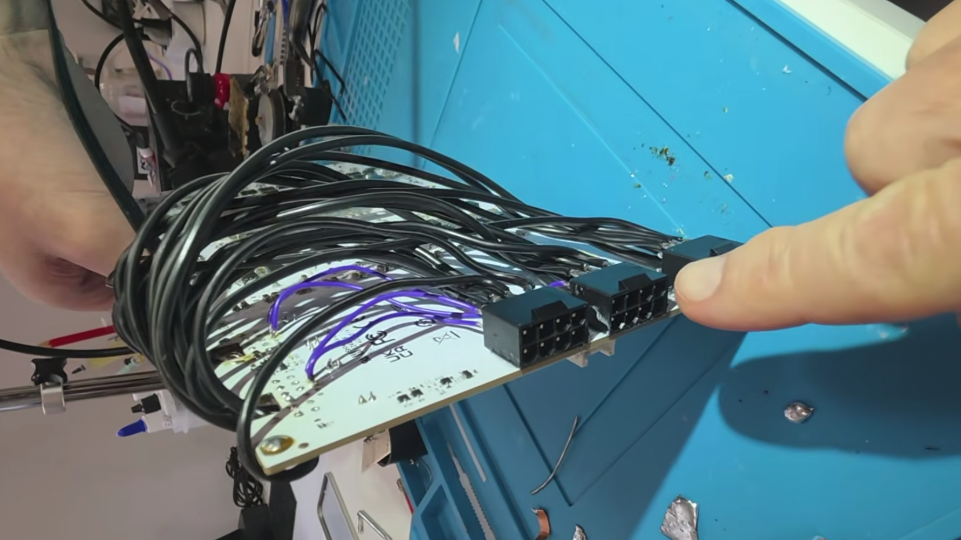 Modder thách thức RTX 5090: bỏ đầu 16-pin, sống khỏe với ba đầu 8-pin
